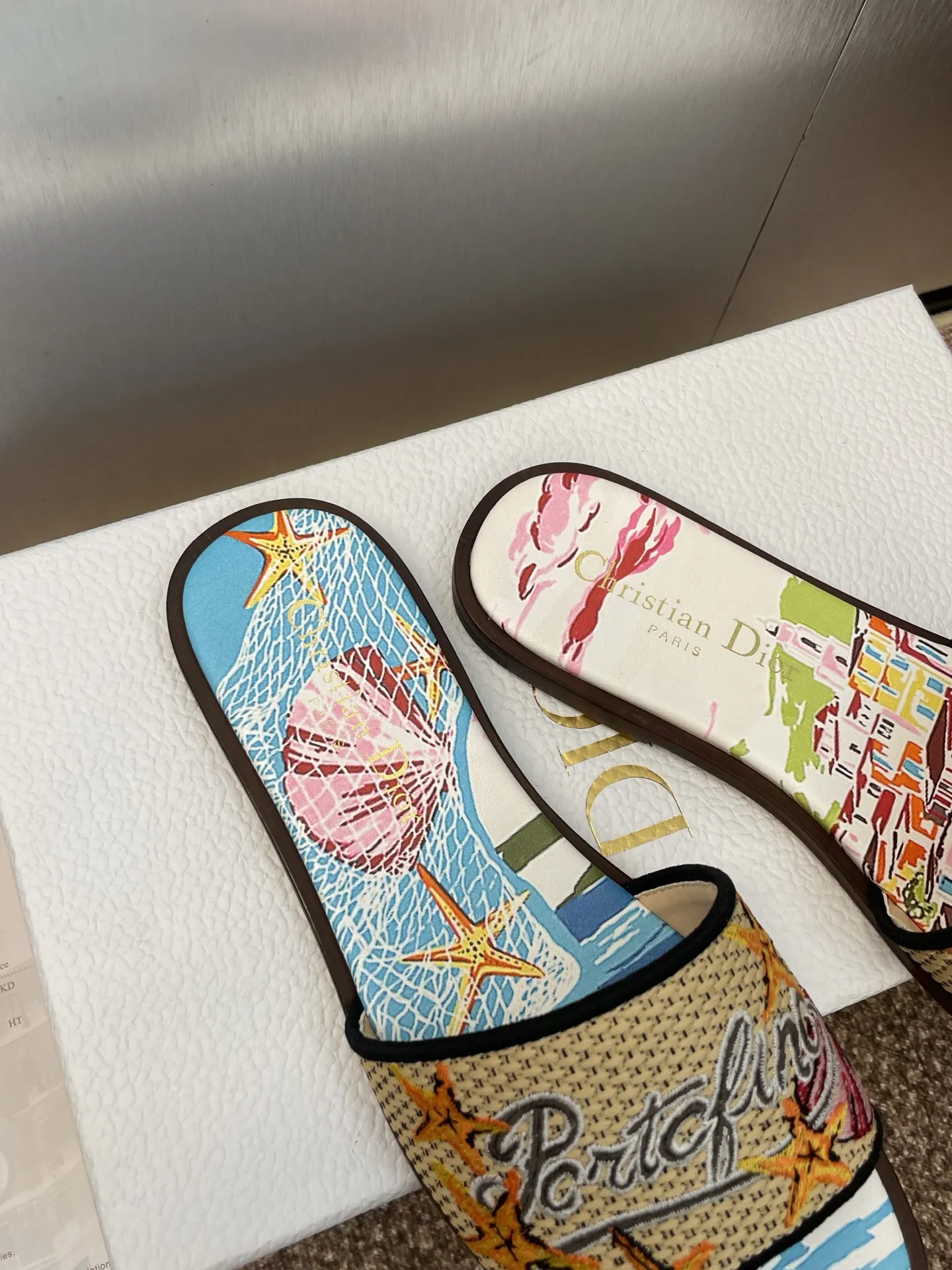👟👟Ex-factory price 500👟👟 Dior 2025 spring and summer new style DWAY flat flip flops jelly color women's shoes CD letter logo three-dimensional embroidery round toe open toe color block sandals Material: upper imported raffia electric embroidery high temperature water-soluble cotton technical fabric + water-dyed sheepskin lining + Italian thickened leather outsole size: 34-42 (34.40.41.42. Customized, non-refundable and non-exchangeable)